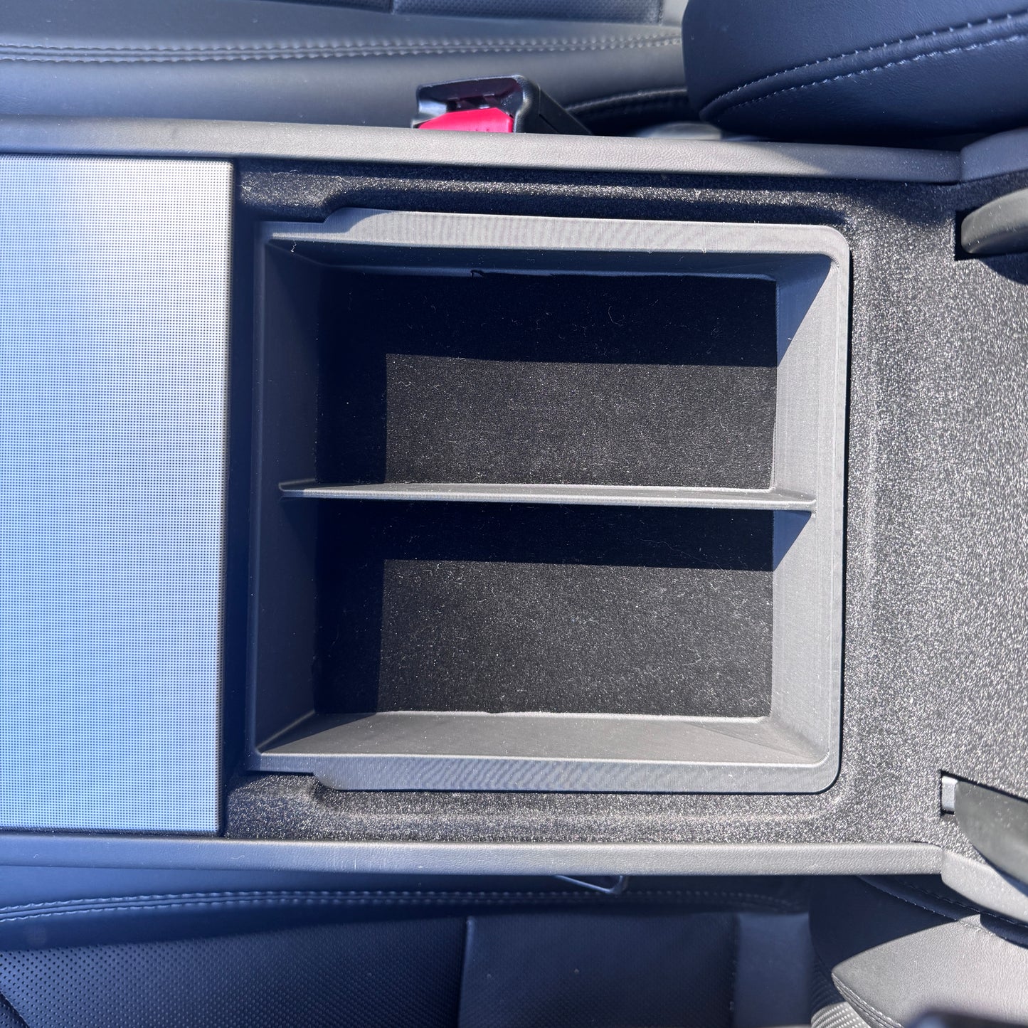 Tesla Model Y (Juniper) Kol Dayama İçi Düzenleyici Çekmece