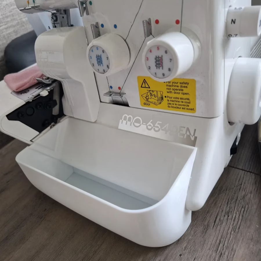 Juki MO-654DE Overlok Makinası için Atık Kutusu