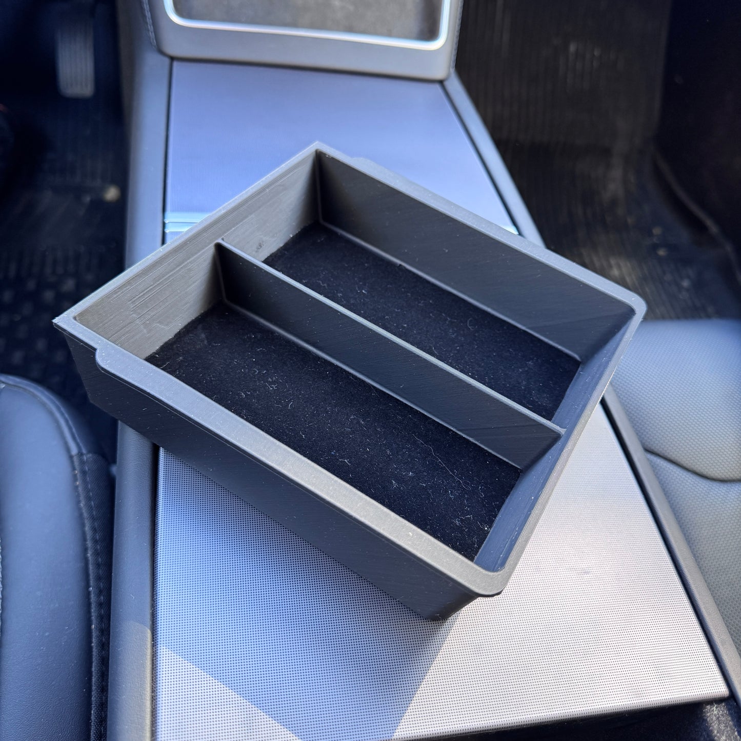 Tesla Model Y (Juniper) Kol Dayama İçi Düzenleyici Çekmece