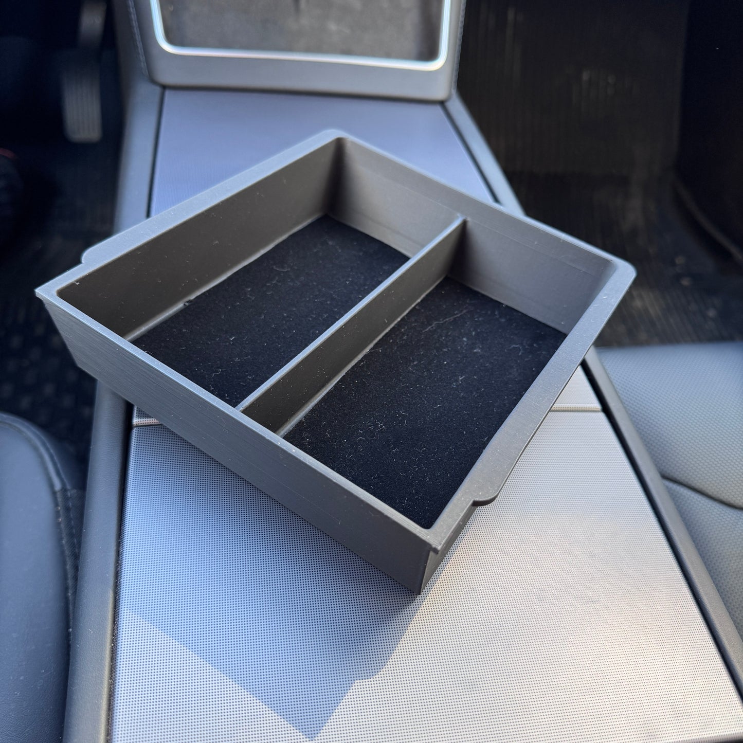 Tesla Model Y (Juniper) Kol Dayama İçi Düzenleyici Çekmece